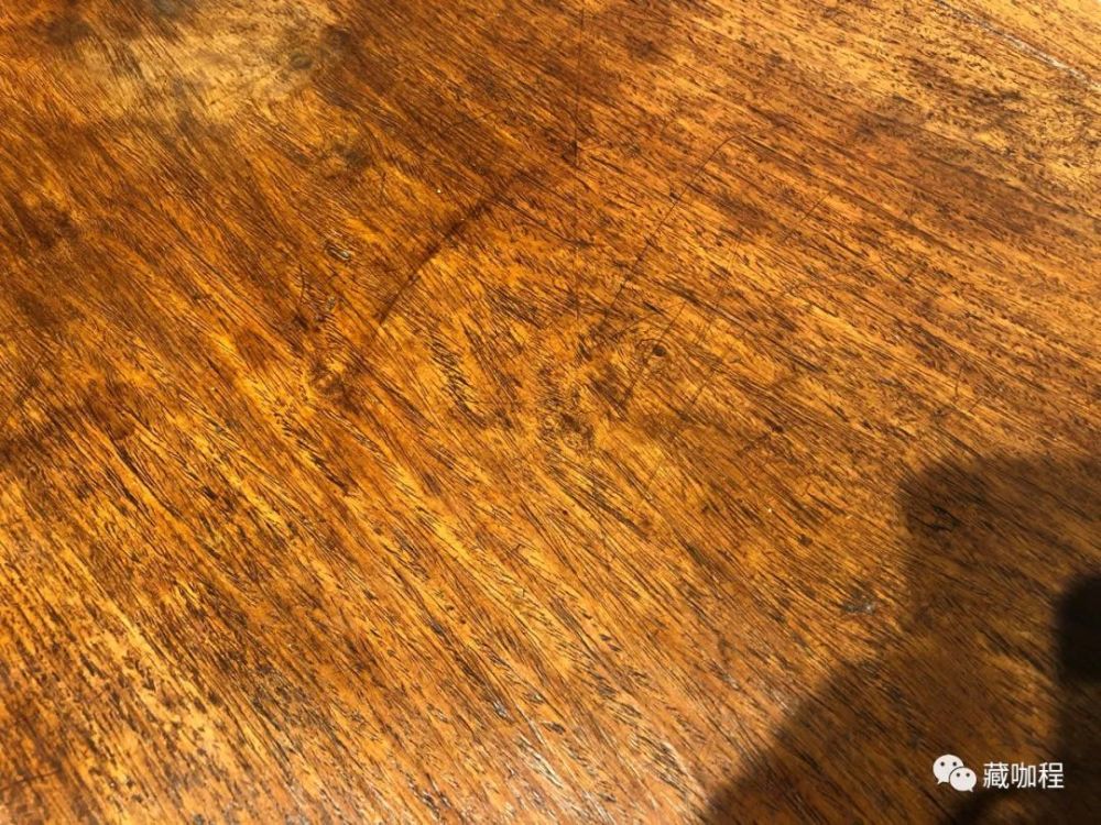长线短粒反差强烈,平头案上黄花梨棕眼鲜明