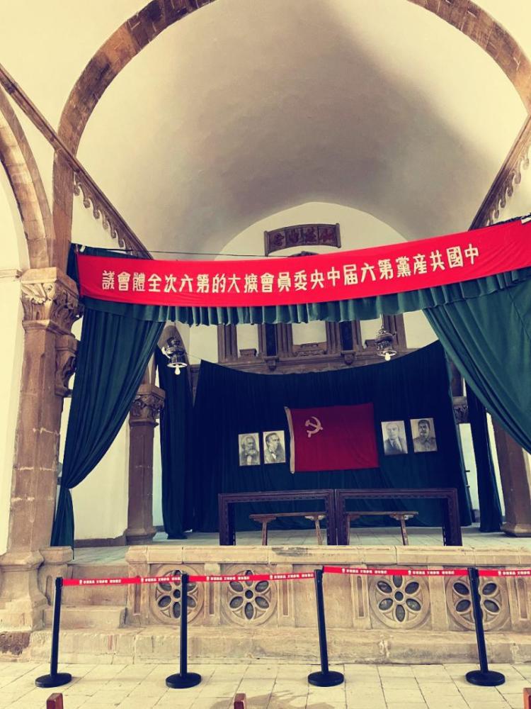 在杨家岭那条沟口的平滩上,专为召开七大所建造的中央大礼堂已经竣工