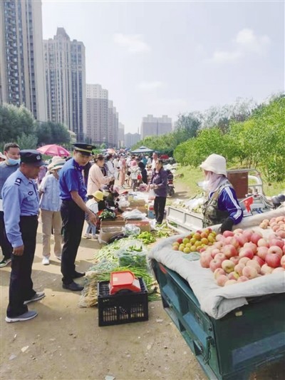 规定时间地点 疏堵结合治理流动摊贩 摆摊也要