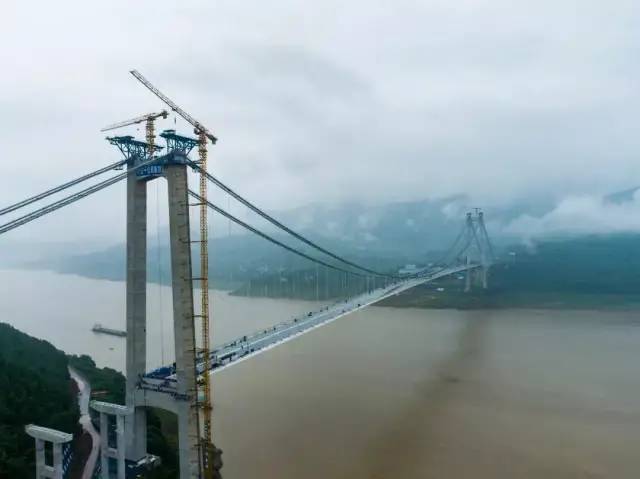 万州新田长江大桥钢箱梁环焊施工全部完成!