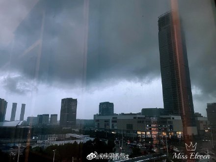 雷暴云团正在影响上海!白昼瞬间变黑夜