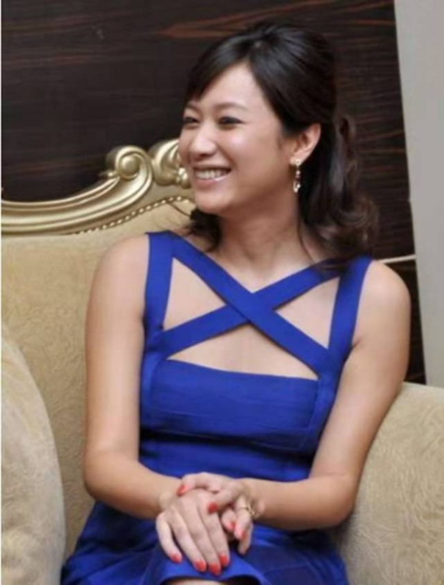 徐静蕾果真是人美胆大,穿深蓝色吊带裙亮相,显身材更显优雅气质
