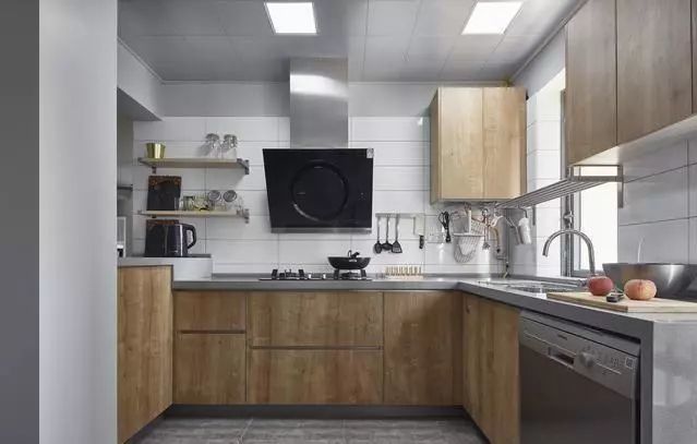 厨房使用l型的布局,动线流畅,浅木色的橱柜搭配上白色的瓷砖,素雅之中