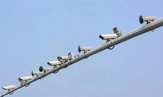 长条形摄像头通常都会安装在带有红绿灯的十字路口周围,这类摄像头
