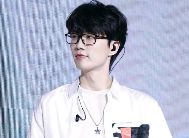 许嵩永远像一个音乐精灵,沉浸在创作之中,网友纷纷感慨格局成就高低啊