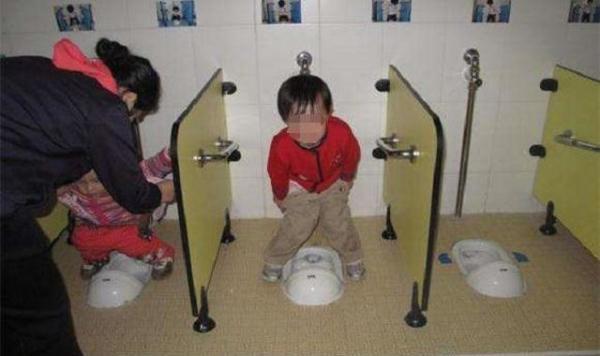 幼儿园老师发错厕所照片忘撤回,家长群分成两派吵架