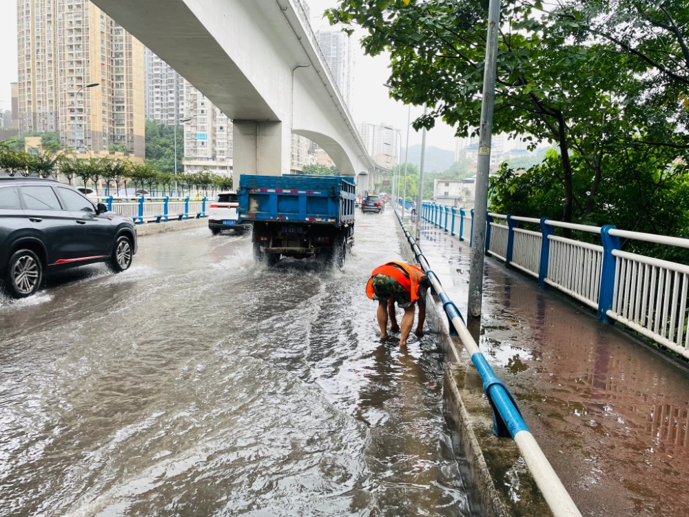 重庆14个区县出现暴雨 住建领域出动上千人次进行排涝