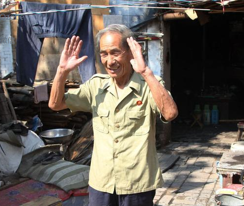 山西74岁老人痴迷《周易》45年,独居6年风水宝地,如今