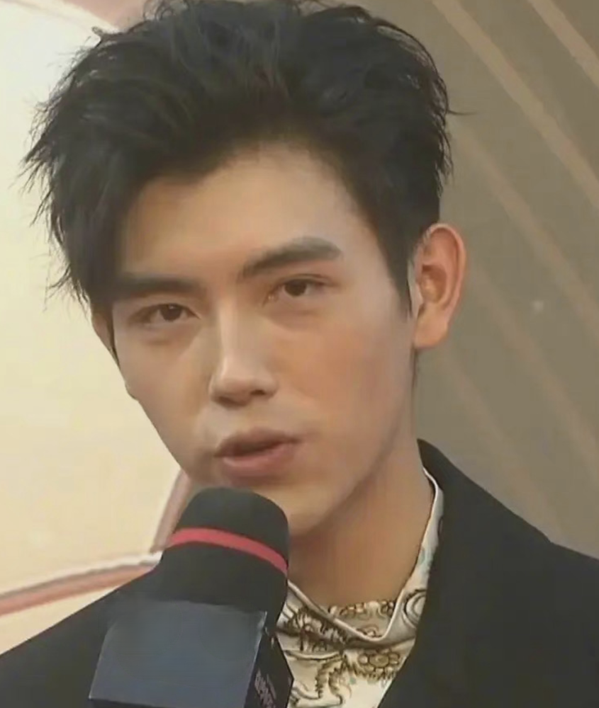 男明星瘦成纸片人,干尸,火柴棍还被夸?也太惊悚了吧