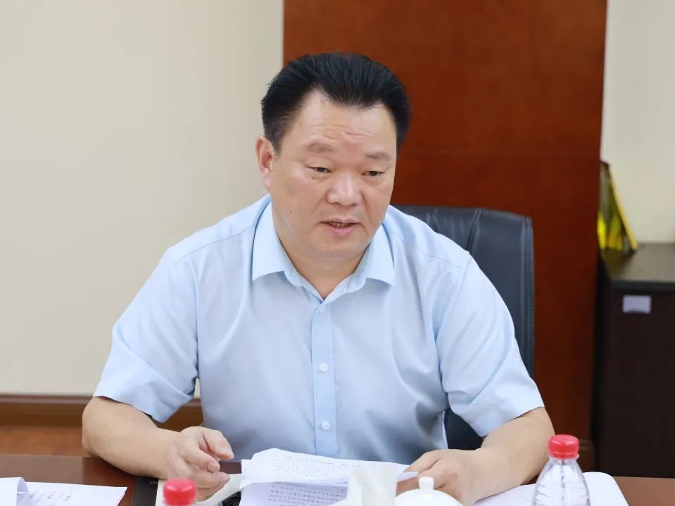 刘中毅(市人大代表,南川区西城街道党工委书记)听了南川法院工作介绍