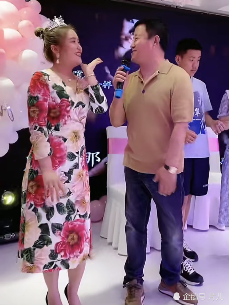 其实,王小宝和吴琼是二婚,早年王小宝与赵本山的另一位徒弟孙立荣曾有