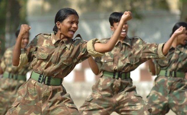 印度各军种女兵!海空军地位最高,陆军限制上战场,军警最苦最累