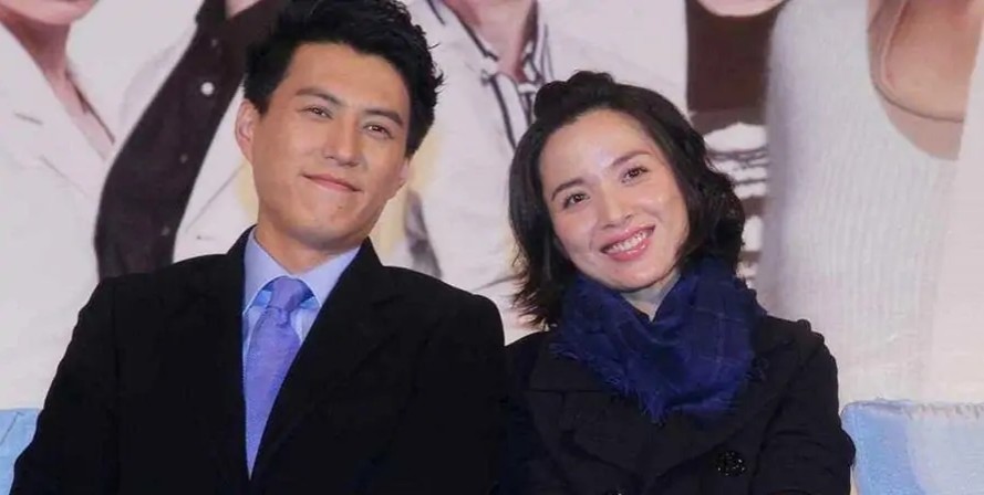 2006年,靳东和江珊因戏结缘,江珊不但比靳东大9岁,而且还离异