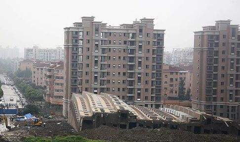 2009年6月,上海 "莲花河畔景苑"小区,在建的一栋13层住宅楼倒塌(可以