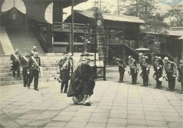 一组老照片展示日本昭和天皇,从生到死的一生!