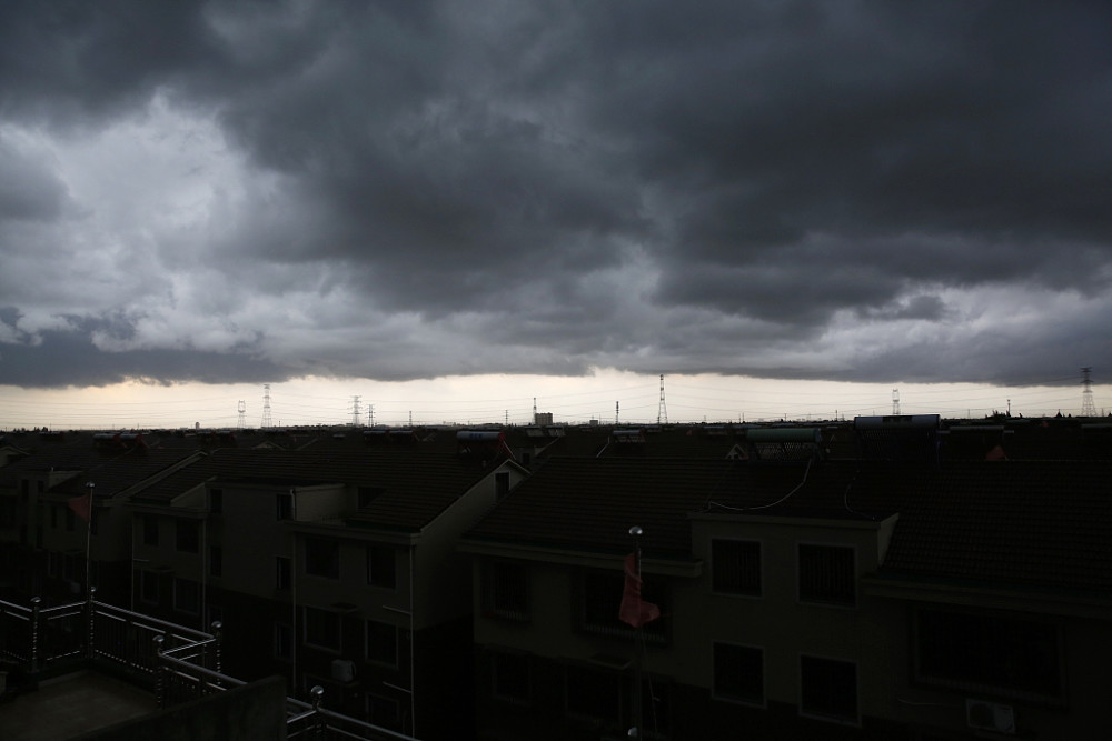 浙江嘉兴暴雨倾盆黑云压城