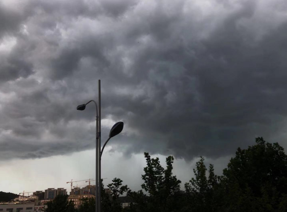 湖口突然乌云压顶,犹如黑夜!狂风暴雨突袭