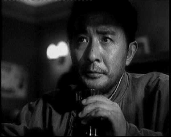 1949年,一路人被人当街抓住,说道:你这个大叛徒,跟我自首去