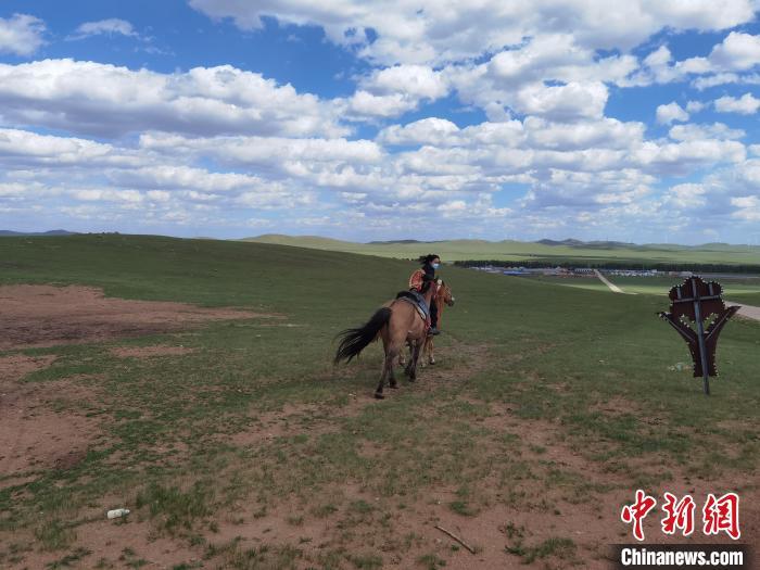 通讯:中国北方草原法官骑马办案意外受关注