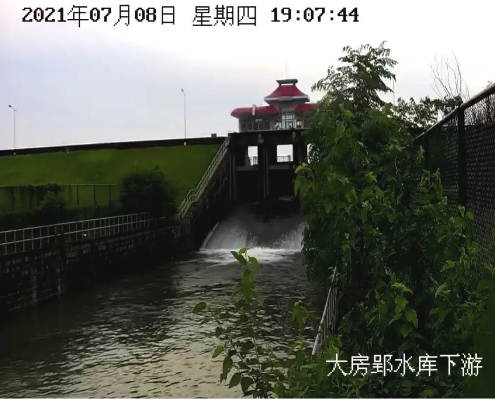 按照《大房郢水库2021年汛期调度运用计划》规定,市水务局调度泄洪.