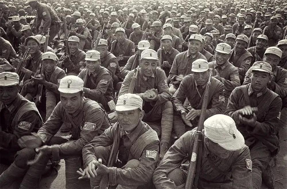 在野外伏击日军行军途中扛枪的八路军战士检查缴获的日军军刀九个战士