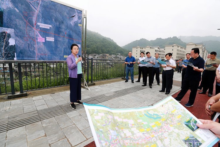 7月4日,州委副书记,州长龙晓华到湘西高新区和凤凰县调研吉凤融城