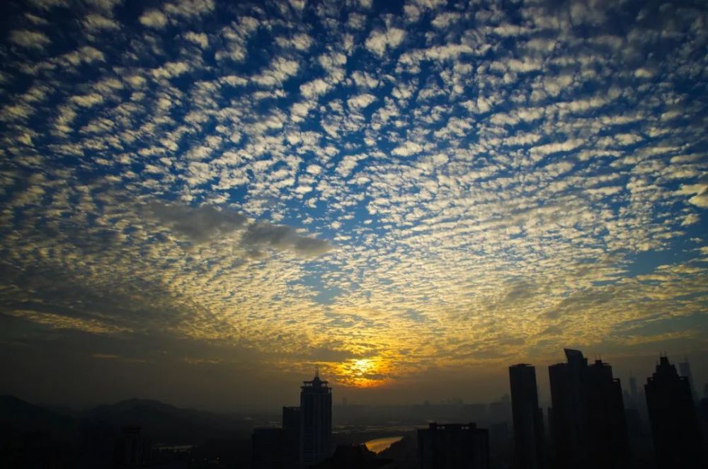 四川雅安地震的一周前,杭州上空出现"地震云";"512"汶川大地震的前3天