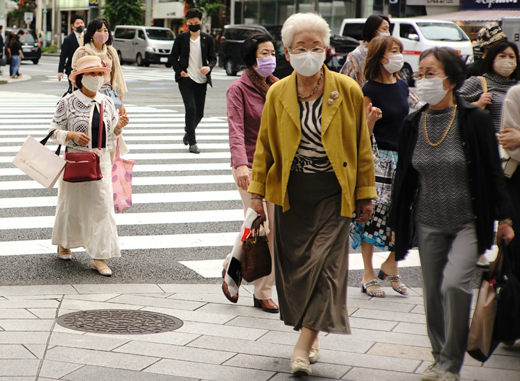 三伏将至,老年人如何穿衣?看日本街头的"解暑穿搭",清爽减龄