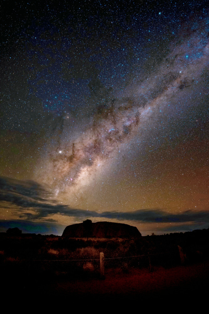 亿年巨石,北领地的乌鲁鲁,浩瀚夜空和戈壁相接