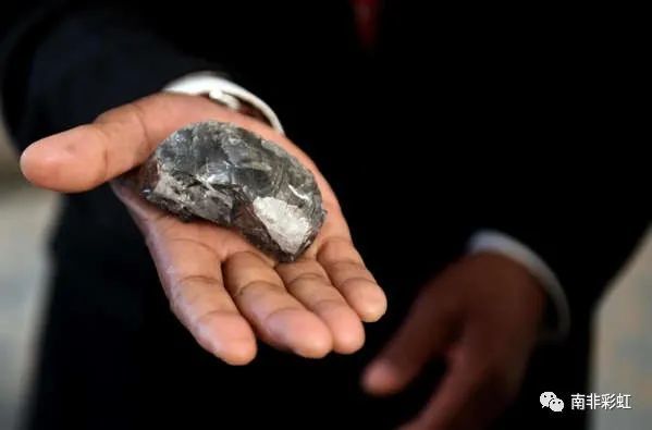 克拉的库里南钻石,它于1905 年在南非被发现