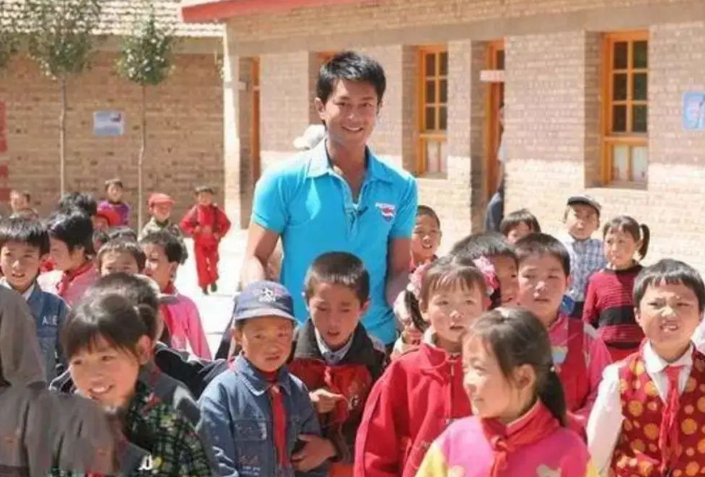 古天乐捐建小学被曝荒草丛生真正的教育不是沽名钓誉