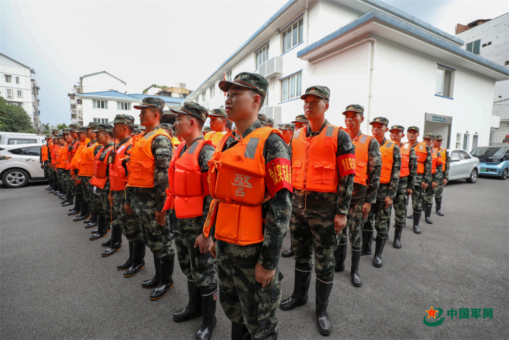 武警广西总队柳州支队:"橄榄绿"紧急驰援驻地抗洪清淤
