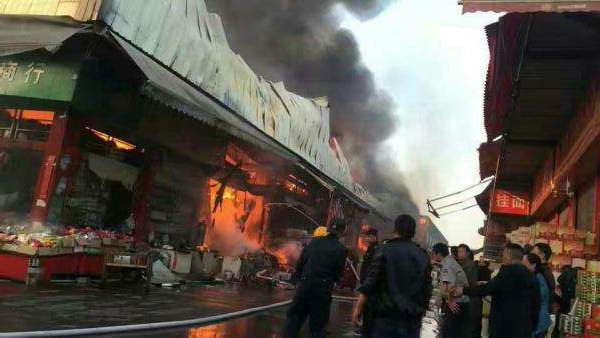 成都海霸王西部食品物流园区大火 多辆消防车