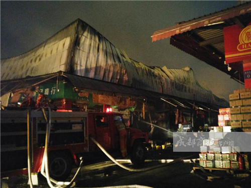 成都海霸王西部食品物流园区大火 多辆消防车