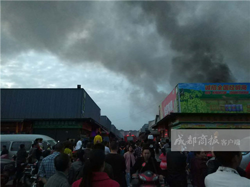 成都海霸王西部食品物流园区大火 多辆消防车