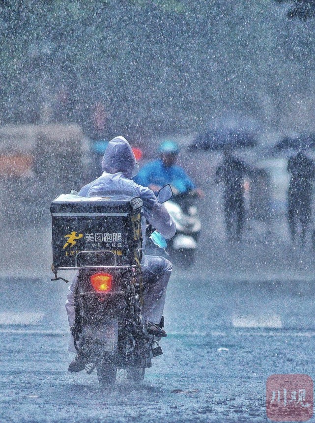 唯有快递小哥似"超人"一样,不惧任何情况照常忙碌于风雨中