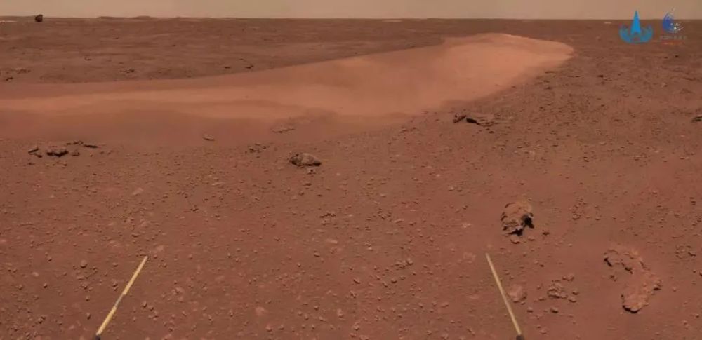 第二张照片拍摄于2021年7月4日,显示的也是火星的地表特征.