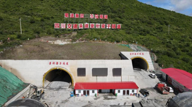 该隧道穿越长江,黄河分水岭,高海拔,高寒,地质破碎等因素都加大了