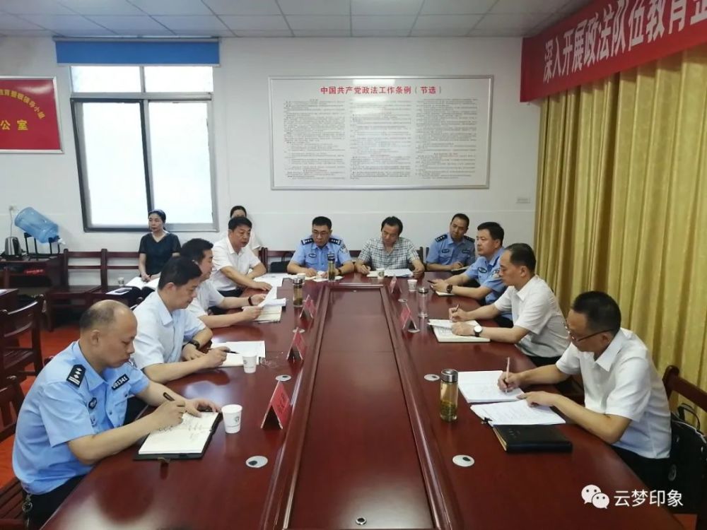 座谈中,县委书记高文峰,县委常委,政法委书记詹建军汇报了相关情况.