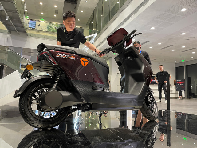 雅迪vfly电动车三款新品发布 体验翻车价格死贵