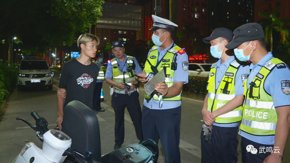 武鸣交警夜查,逮住"醉猫"!