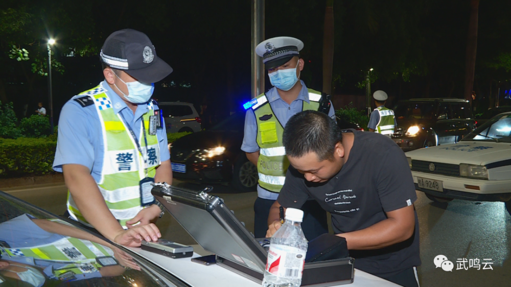 武鸣交警夜查,逮住"醉猫"!