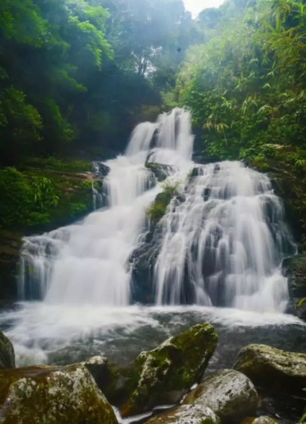 来到此处,除了可以观赏红坎瀑布外,还可以进行野外露营,感受山水白沙