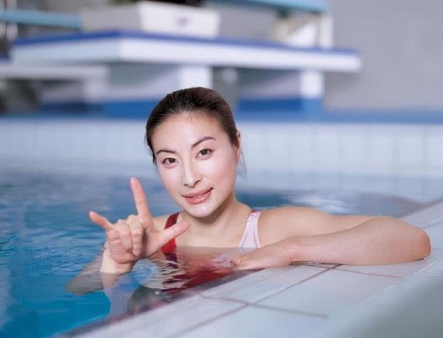 "跳水皇后"郭晶晶,4次夺奥运金牌,退役后每月退休金是