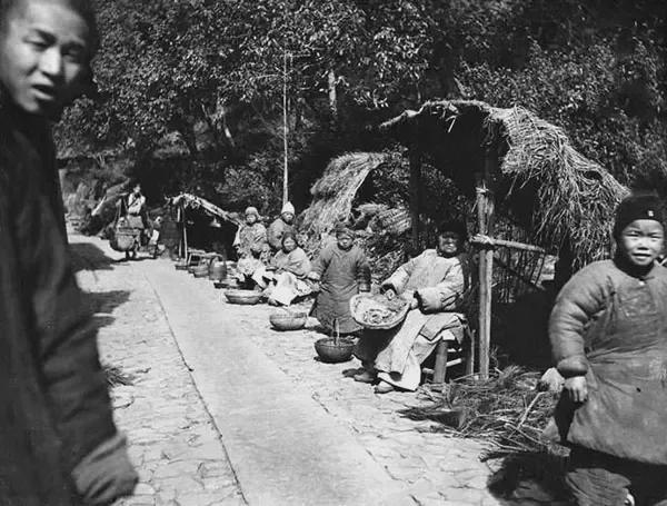1906年,杭州,路边的穷苦人