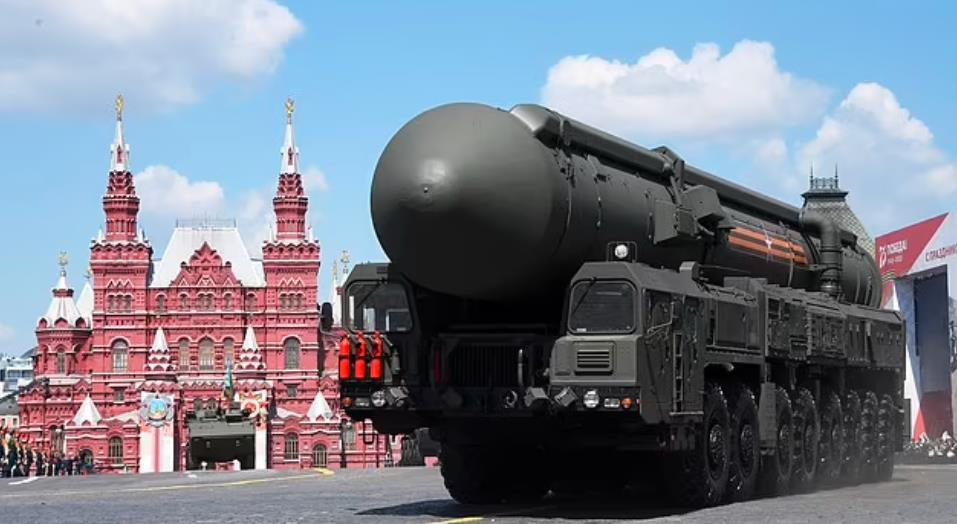俄罗斯亚尔斯洲际导弹接受检阅