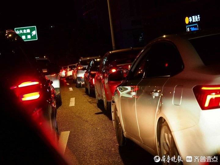 大雨影响,济南二环东路夜间堵车