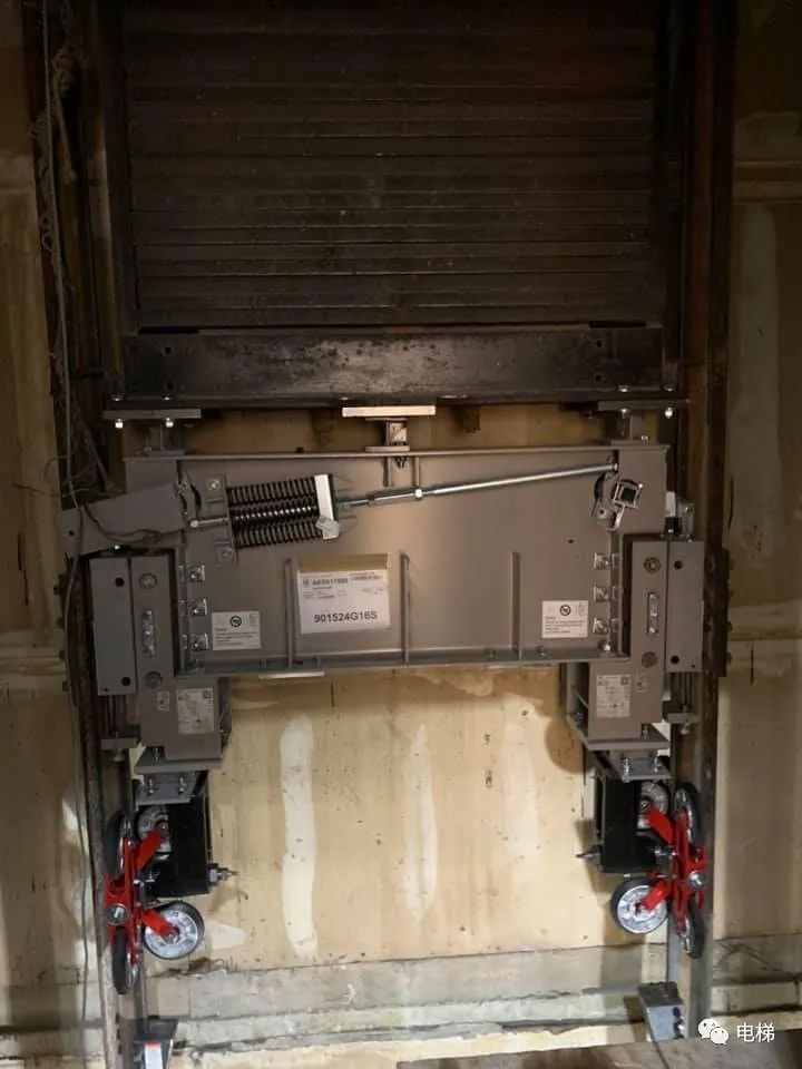在中国大陆一般加装电梯对重安全钳的情况如下:最新的《tsg t7001