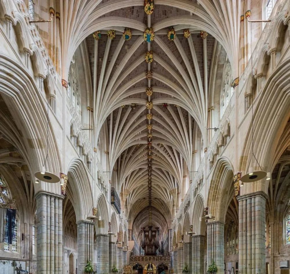 英国埃克塞特大教堂 在室内空间里面尖拱使内部层高更高,在这样的