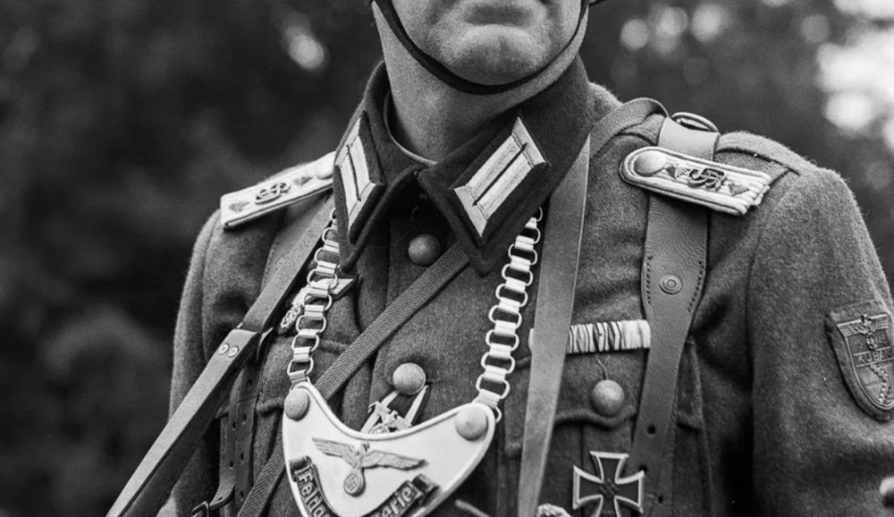 二战时,带着金属牌的德军士兵被戏称为锁链狗,不少军官见了都怕